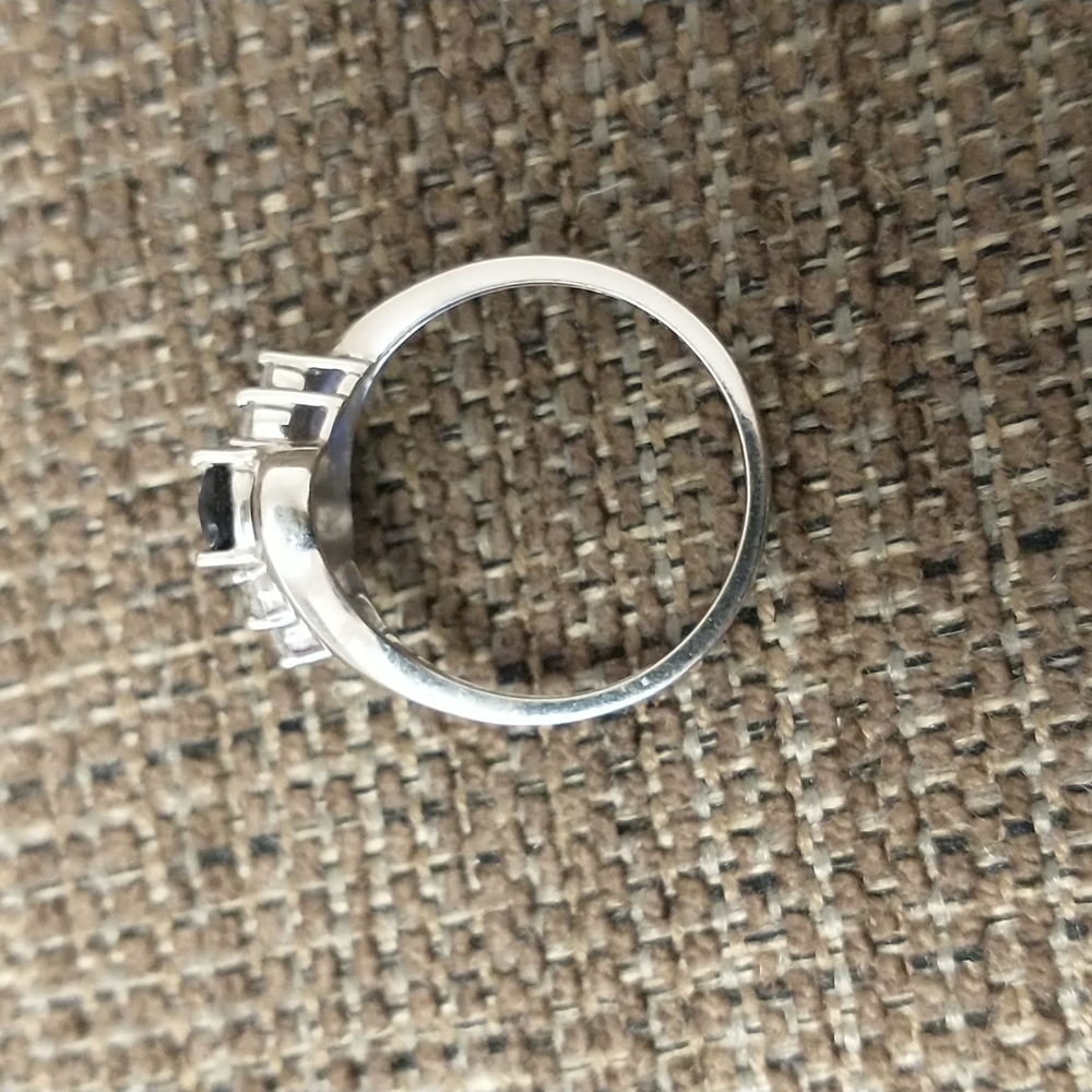 Beautiful 10k white gold blue sapphire ring with diamonds - Picture 4 of 4